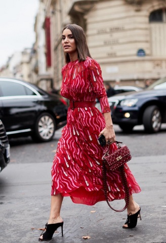 Παρίσι με κόκκινο φόρεμα