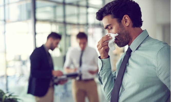 Πώς σταματάει το κρυολόγημα όταν το νιώσεις να ξεκινάει [vid]