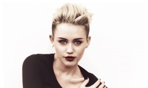 Miley Cyrus: Γδύνεται ΞΑΝΑ και ποζάρει τόπλες με την Sky Ferreira