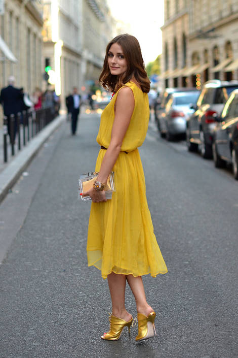 Παρίσι με κίτρινο φόρεμα