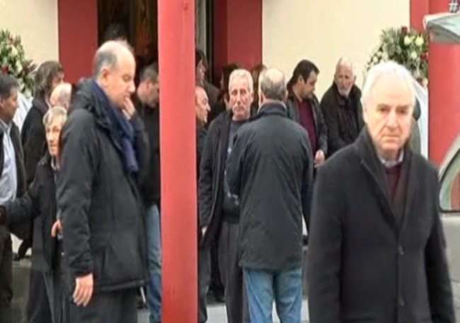Η κηδεία του αστυνομικού που σκότωσε κόρη, σύζυγο και πεθερά – Τραγική φιγούρα η μητέρα του