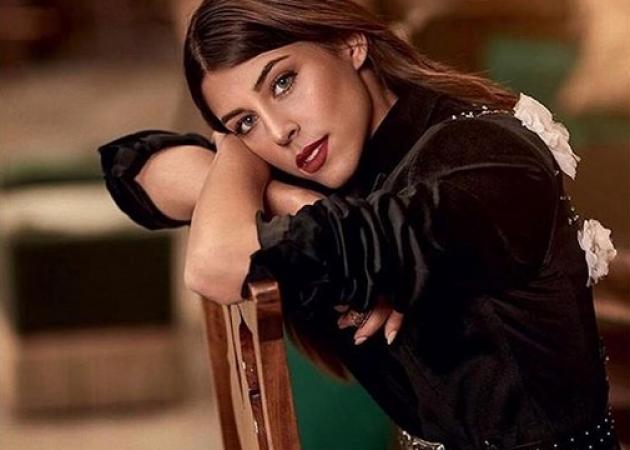 Demy: Ποζάρει με τα γιορτινά της και αποκαλύπτει τι περιμένει από τη νέα χρονιά