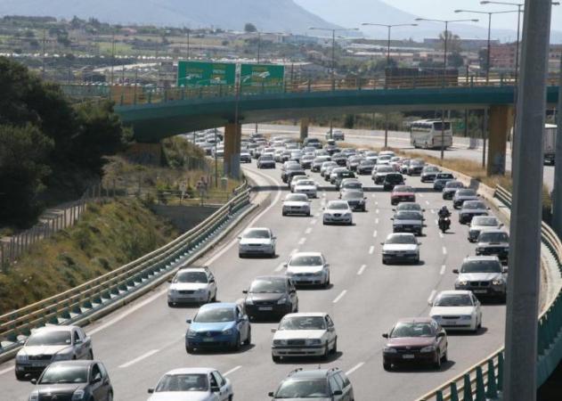 Τρελή ουρά στο ποτάμι – Καραμπόλα αυτοκινήτων έφερε μποτιλιάρισμα 10 χιλιομέτρων