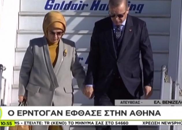 Ταγίπ Ερντογάν: Κατέβηκε από το προεδρικό αεροσκάφος, πιασμένος χέρι χέρι με την σύζυγό του Εμινέ