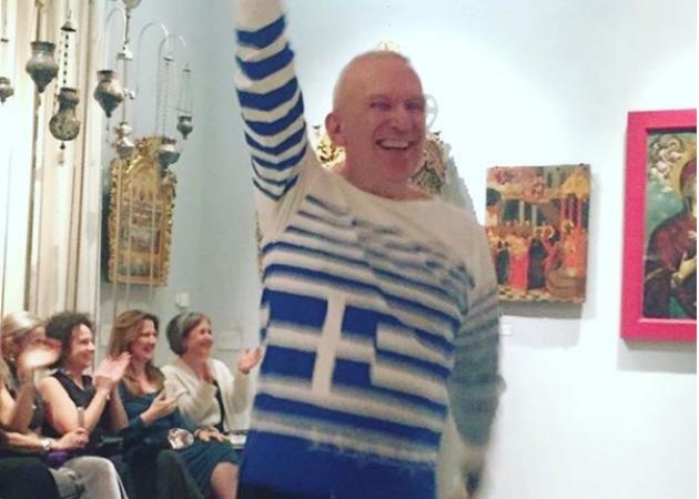 Jean Paul Gaultier: Με τα χρώματα της γαλανόλευκης εμφανίστηκε στο show του στην Αθήνα! [pics,vid]