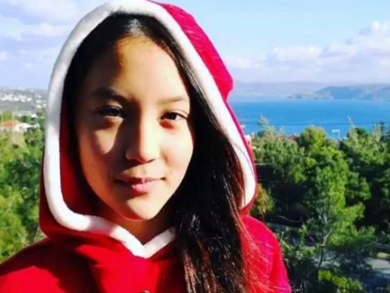 Ποια είναι η γλυκιά Ελένη που είπε τα κάλαντα στον Σταύρο Θεοδωράκη [vid]