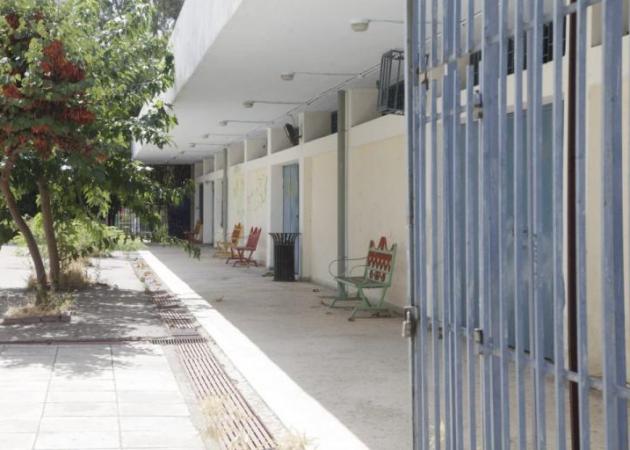 Παράθυρο έπεσε σε κεφάλι μαθητή στο 1ο Λύκειο Χολαργού!