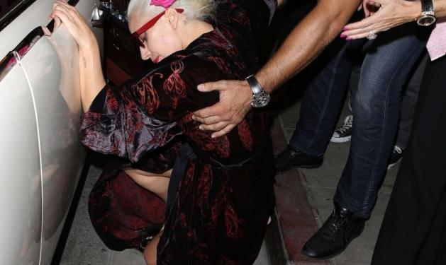 Lady Gaga: Η απίστευτη τούμπα μπροστά στους φωτογράφους! Φωτογραφίες