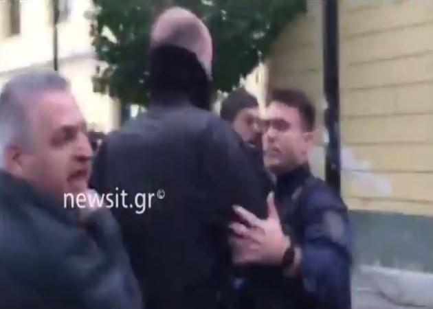 Το ξέσπασμα του πατέρα της Δώρας Ζέμπερη στα δικαστήρια! «Δείξτε μου ποιος είναι να τον σκοτώσω!»