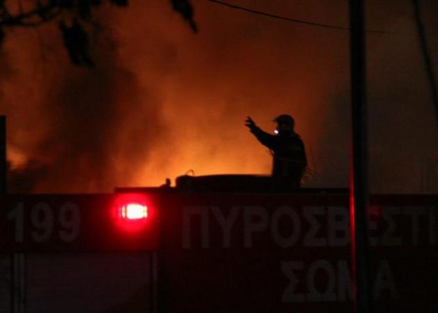 Μεγάλη φωτιά στο Μενίδι – Καίγεται αποθήκη χαρτιού
