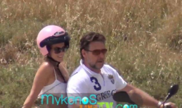 Russell Crowe: Ξετρελαμένος με τη Μύκονο! Δες βίντεο από την επίσκεψή του
