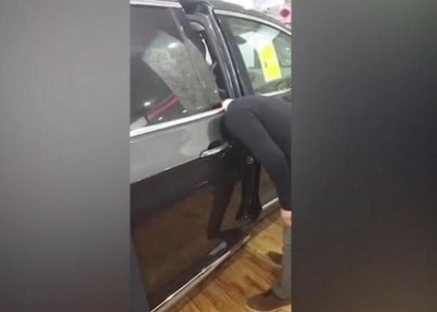 Επικό fail σε παρουσίαση πολυτελούς αυτοκινήτου [vid]