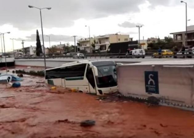 «Ζήσαμε από θαύμα» λέει επιβάτης του λεωφορείου που παρασύρθηκε από τα λασπόνερα [vid]
