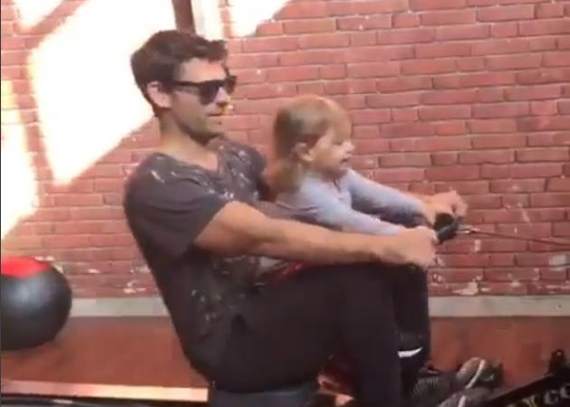 Αποστόλης Τότσικας: Κάνει γυμναστική με την κόρη του και “ρίχνει” το Instagram! [vid]