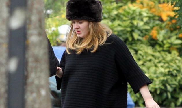 Adele: Σε προχωρημένη εγκυμοσύνη αλλά δεν σταματά τις βόλτες με τον σύντροφό της!