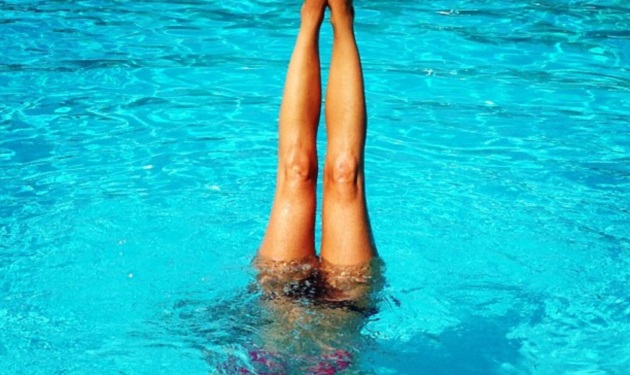 Διάσημη Ελληνίδα εντυπωσιάζει με το κατακόρυφο μέσα στο νερό!