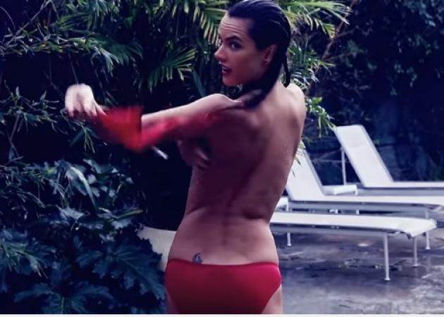 Η Alessandra Ambrosιo καλωσορίζει την Άνοιξη με το πιο σέξι βίντεο!