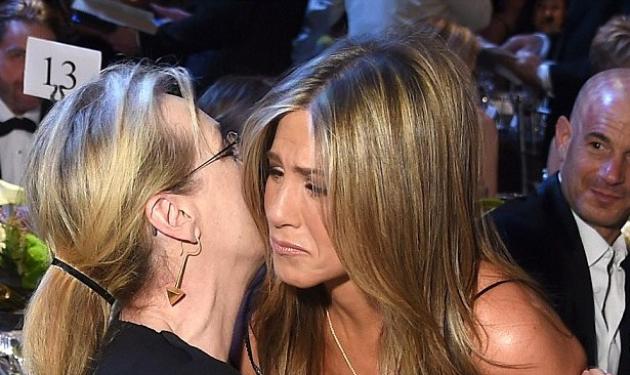 Jennifer Aniston: Έχασε το βραβείο και της συμπαραστέκεται η Meryl Streep!