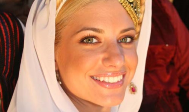 Όταν η Ευαγγελία Αραβανή ντύθηκε νυφούλα! Βίντεο