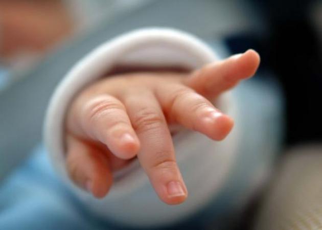 Άφησαν νεογέννητο βρέφος στην πόρτα σχολείου – Σοκ στα βόρεια προάστια