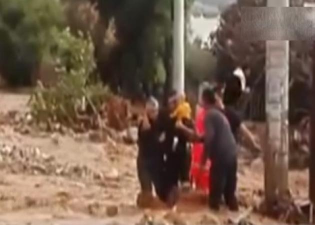 Η συγκλονιστική διάσωση μωρού την ώρα της θεομηνίας στη Δυτική Αττική! [vid]