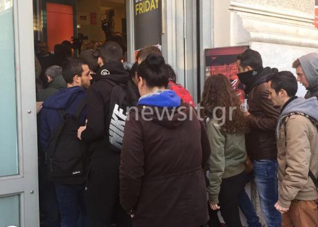 Από τα… μαύρα μεσάνυχτα στις ουρές για τη Black Friday