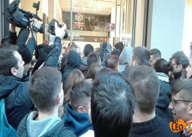 Θεσσαλονίκη: Η στιγμή της εισβολής σε πολυκατάστημα για τη Black Friday – Σπρωξίματα και φωνές στην είσοδο [pics, vids]