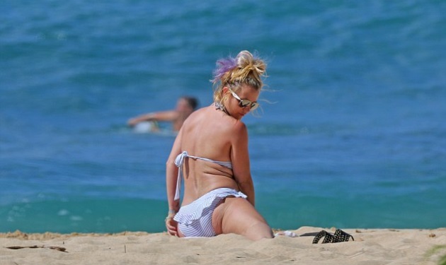 Britney Spears: Κάνει yoga σε παραλία της Hawaii! Φωτογραφίες
