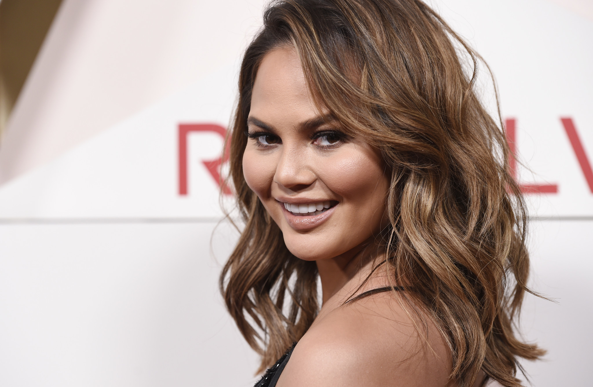 Chrissy Teigen: Η απροσδόκητη εξέλιξη της πτήσης της για το Τόκιο