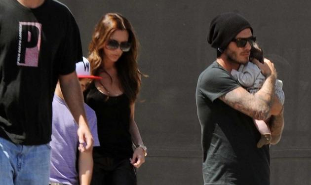 Οι Beckham άρχισαν τις βόλτες με τη μπέμπα! Δες φωτογραφίες
