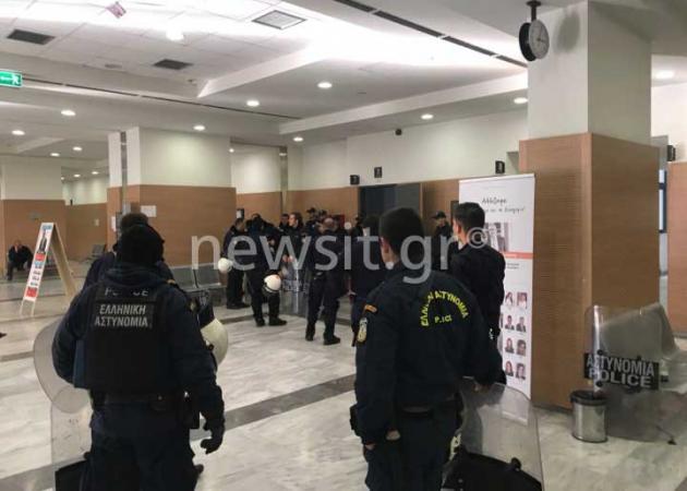 Χαμός στο Ειρηνοδικείο! Πρωτοφανής αστυνομική δύναμη για να γίνουν οι πλειστηριασμοί