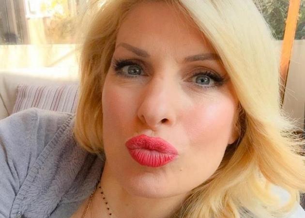 Ελένη Μενεγάκη: Ποζάρει άβαφη και χωρίς φίλτρα δηλώνοντας ευτυχισμένη μαμά και σύντροφος!