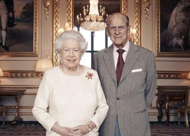 Βασίλισσα Ελισάβετ: Γιορτάζει την πλατινένια επέτειό της με τον πρίγκιπα Φίλιππο!
