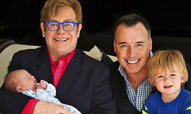 O Elton John και ο σύντροφός του David Furnish μας συστήνουν το νέο μέλος της οικογένειας