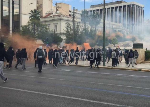Ένταση στο μαθητικό συλλαλητήριο – Πετούν πέτρες και καπνογόνα στη Βουλή