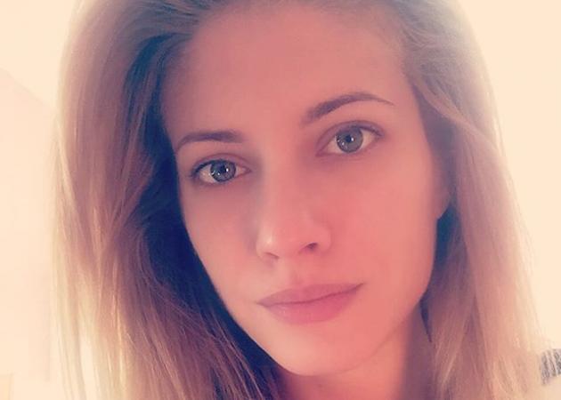 Ευαγγελία Αραβανή: Μας εύχεται καλή χρονιά από την πλατεία του χωριού της!