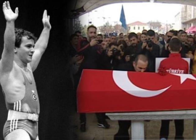 Συντετριμμένος ο Βαλέριος Λεωνίδης στην κηδεία του Σουλεϊμάνογλου! Φίλησε το φέρετρο και οι Τούρκοι τον αποθεώνουν
