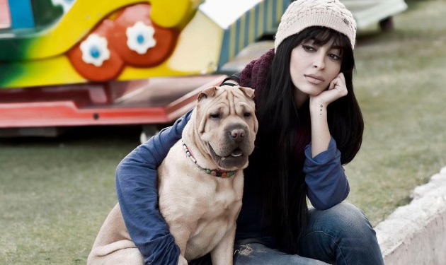 Ε. Φουρέιρα: Γιατί φωτογραφίζεται με τον αγαπημένο της σκύλο στην παιδική χαρά; Δες φωτογραφίες