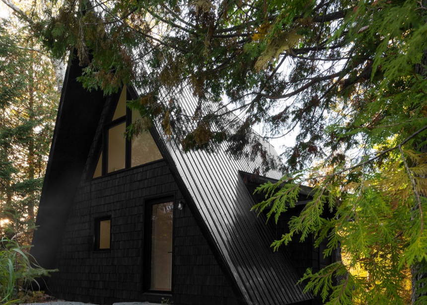 A-Frame house: Το τριγωνικό σπίτι στο δάσος που ενθουσιάζει με τη μινιμαλιστική πολυτέλειά του