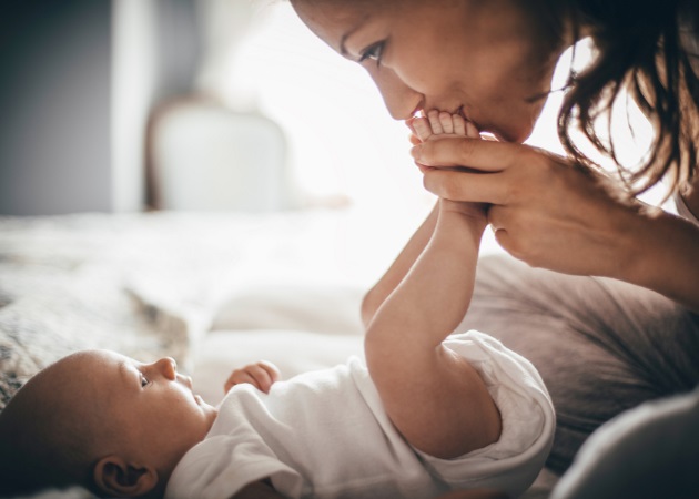 Τι συμβαίνει όταν κοιτάζεις το μωρό σου στα μάτια; Νέα έρευνα δίνει απαντήσεις!