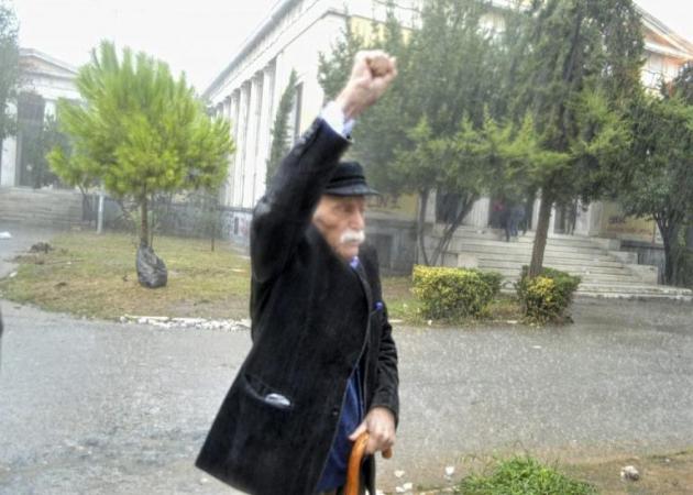 Μανώλης Γλέζος: Υπό καταρρακτώδη βροχή στο Πολυτεχνείο [pics]