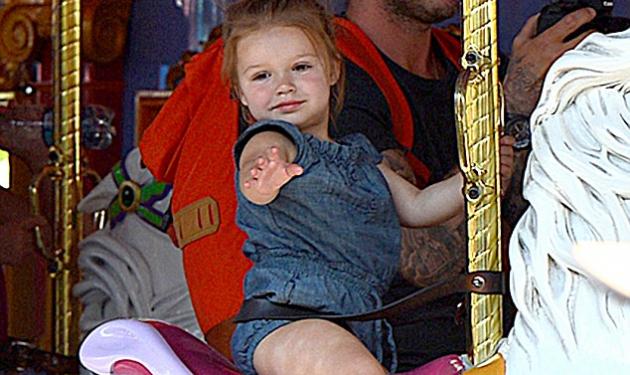 Harper: Η κόρη των Beckham μεγαλώνει γρήγορα – Oικογενειακή βόλτα στη Disneyland!