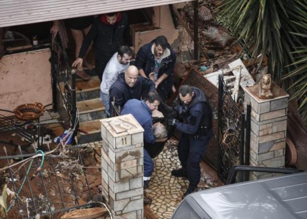 Η στιγμή της διάσωσης βαριά τραυματία και ηλικιωμένης στην Μάνδρα