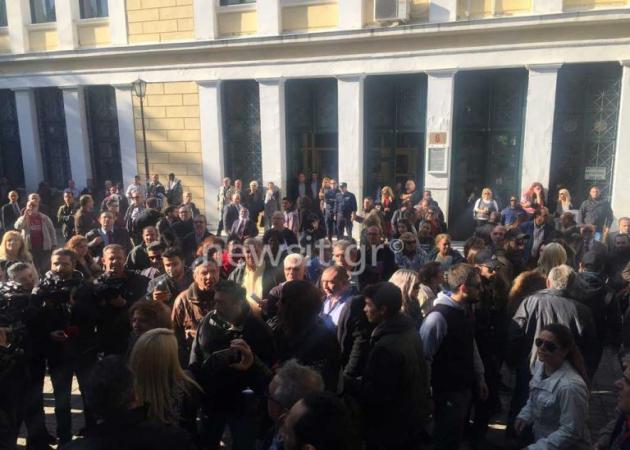 “Να πεθάνεις δολοφόνε!» Χτύπησαν και έβρισαν τον 58χρονο δολοφόνο της Δώρας Ζέμπερη στα δικαστήρια