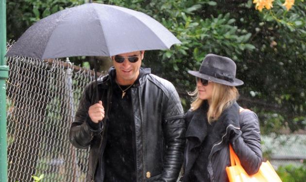 Aniston – Theroux: Βόλτες χέρι χέρι στη βροχή! Δες φωτογραφίες