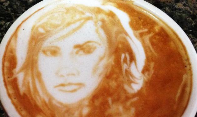 V. Beckham: Προκάλεσε πανικό στο twitter ανεβάζοντας φωτό με το σκίτσο της πάνω στην κρέμα ενός καφέ!