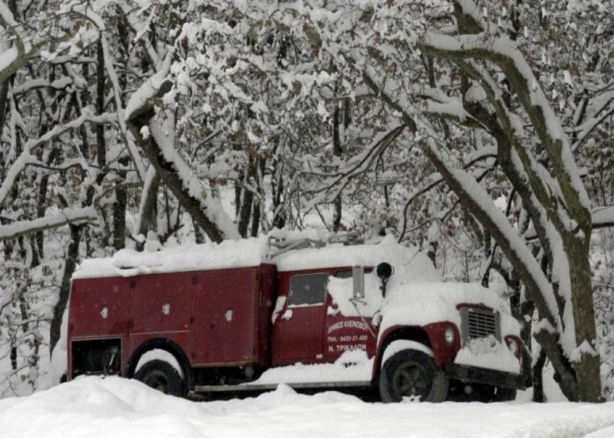 Αχαΐα: Το χιόνι εγκλώβισε 6μελή οικογένεια – Επιχείρηση της Πυροσβεστικής