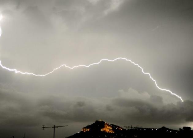 Καιρός: Σαρώνει την Ελλάδα ο «Ζήνωνας» – Βροχές και καταιγίδες σε όλη τη χώρα