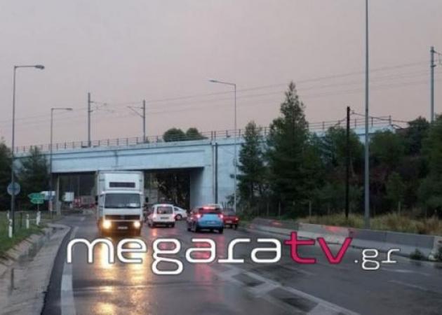 Καιρός: Εγκλωβισμένοι οδηγοί και κάτοικοι στη Νέα Πέραμο – Σάρωσε την περιοχή η κακοκαιρία