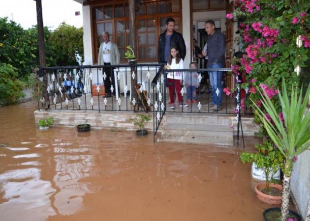Αγριεύει ο καιρός – Πλημμύρες στο Ναύπλιο – Ποτέ φτάνει η κακοκαιρία στην Αθήνα